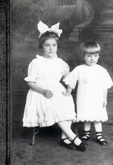 Dorothy and Wilma Kissel853
